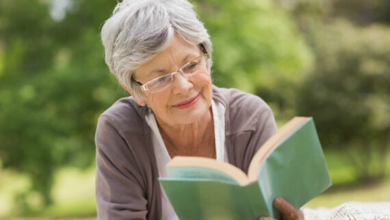 Imagen persona mayor leyendo en el curso Movimiento del Alma